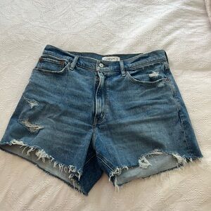 Abercrombie curve love high rise the mom 4” Jean shorts